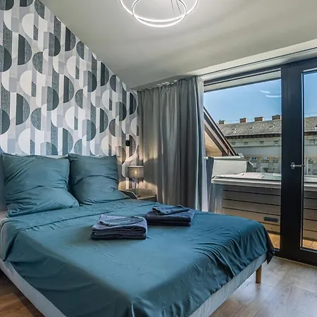 Exclusive 2-bedroom Penthouse With Jacuzzi * Budapesta