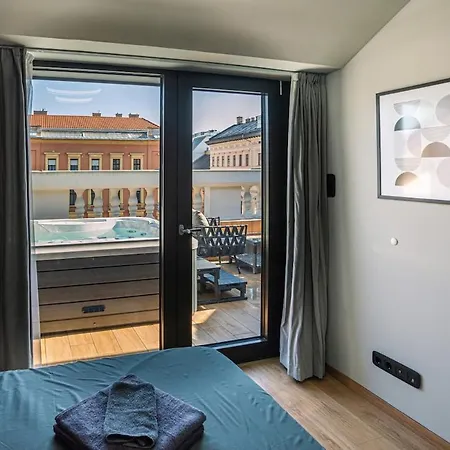 Exclusive 2-bedroom Penthouse With Jacuzzi Budapesta