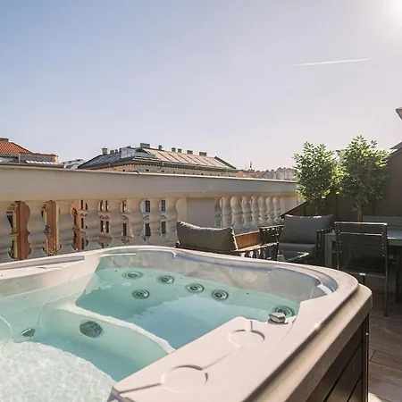 Exclusive 2-bedroom Penthouse With Jacuzzi アパート ブダペスト