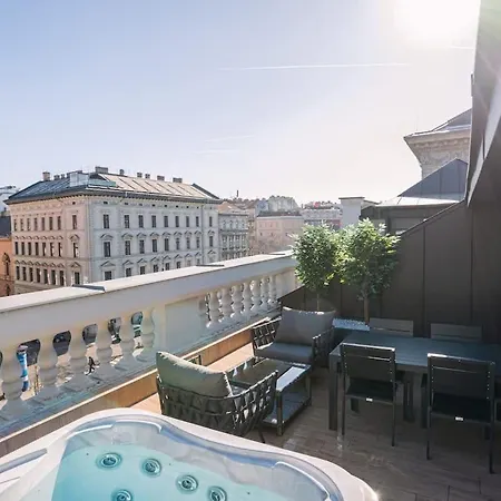 Exclusive 2-bedroom Penthouse With Jacuzzi アパート ブダペスト