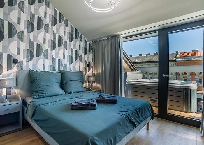 Exclusive 2-bedroom Penthouse With Jacuzzi * Budapest